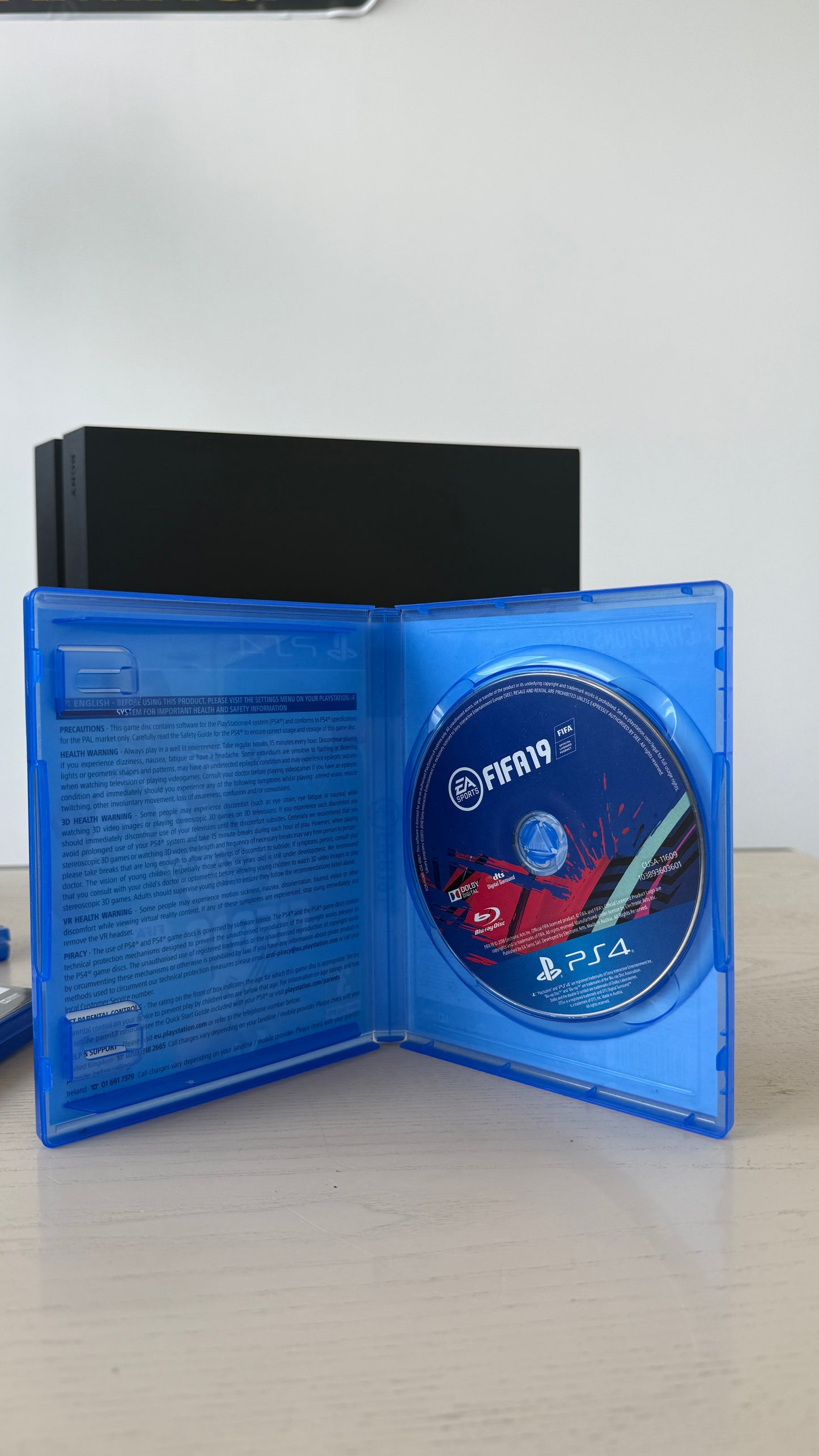 PS4 500 GB + 3 IGRE