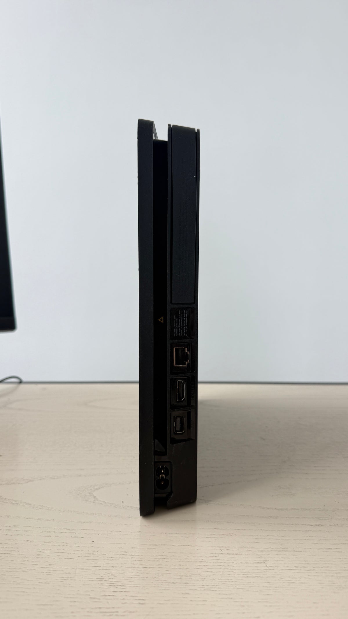 PS4 SLIM + 3 IGRE + KONTROLER