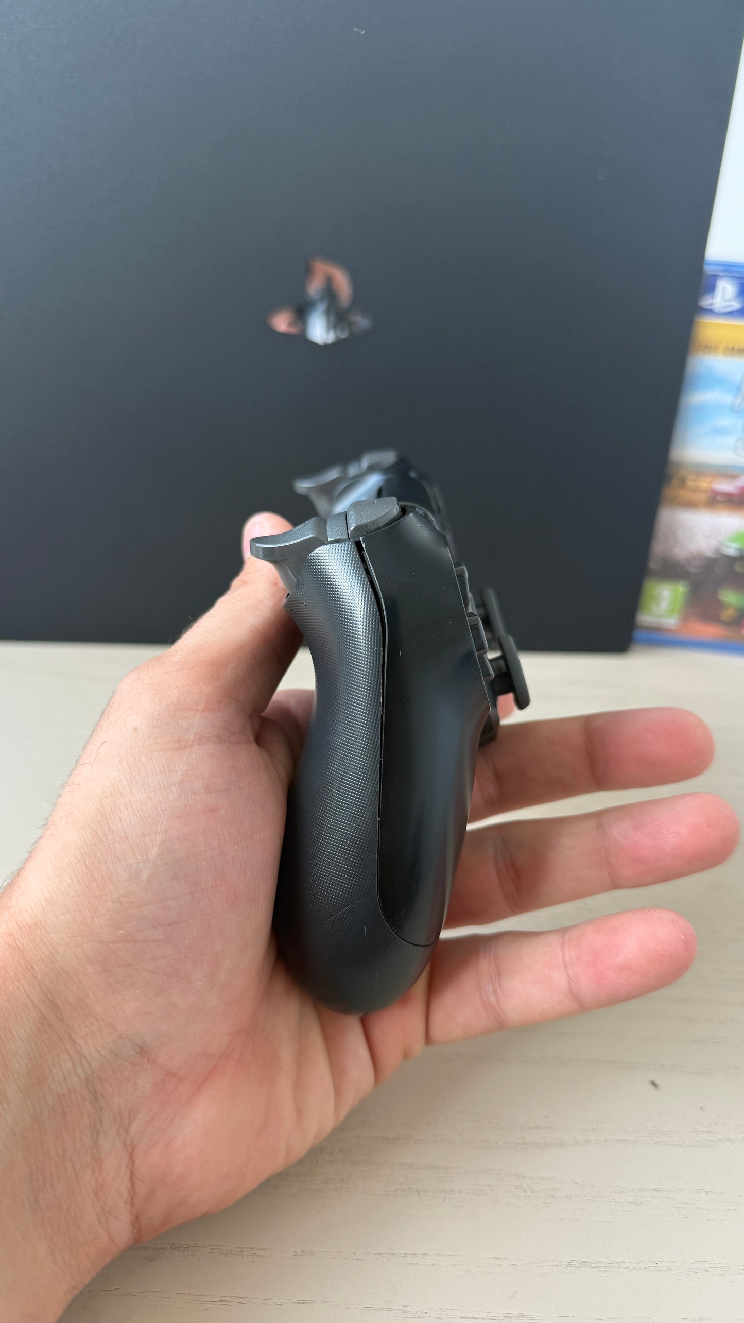 PS4 PRO 1 TB + 3 IGRE