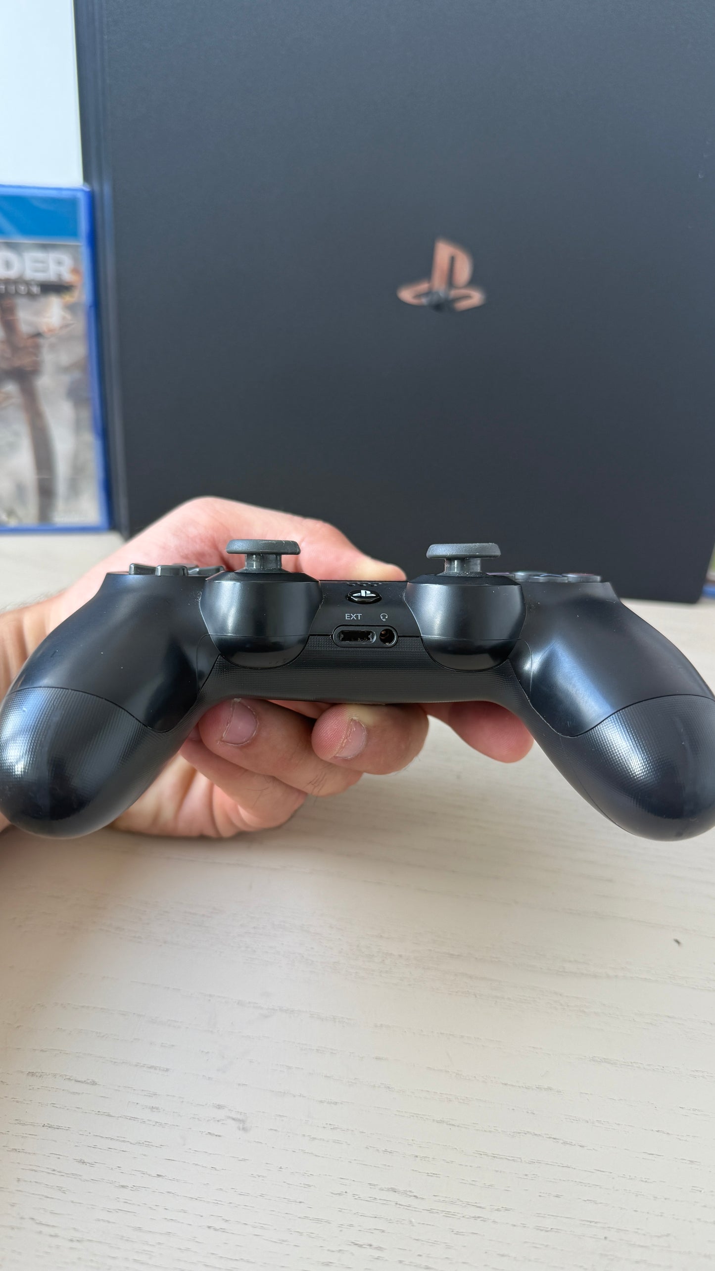 PS4 PRO 1 TB + 3 IGRE