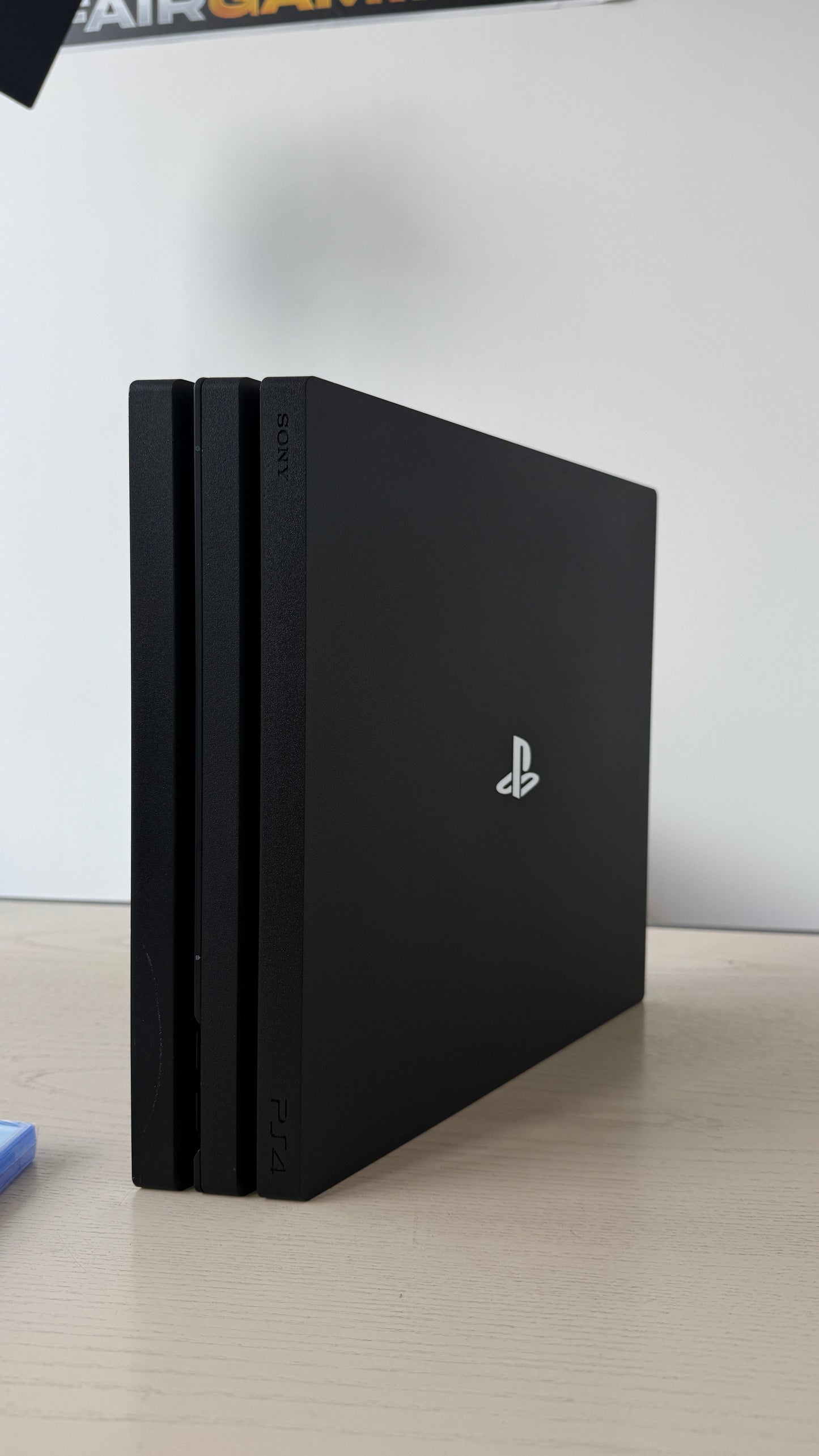 PS4 PRO 1 TB + 3 IGRE