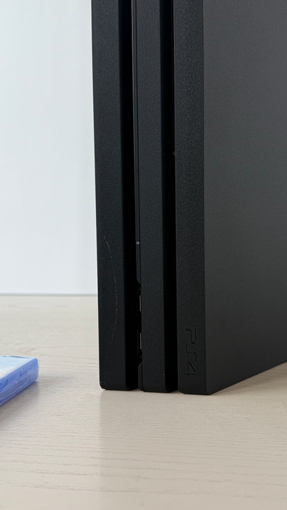 PS4 PRO 1 TB + 3 IGRE