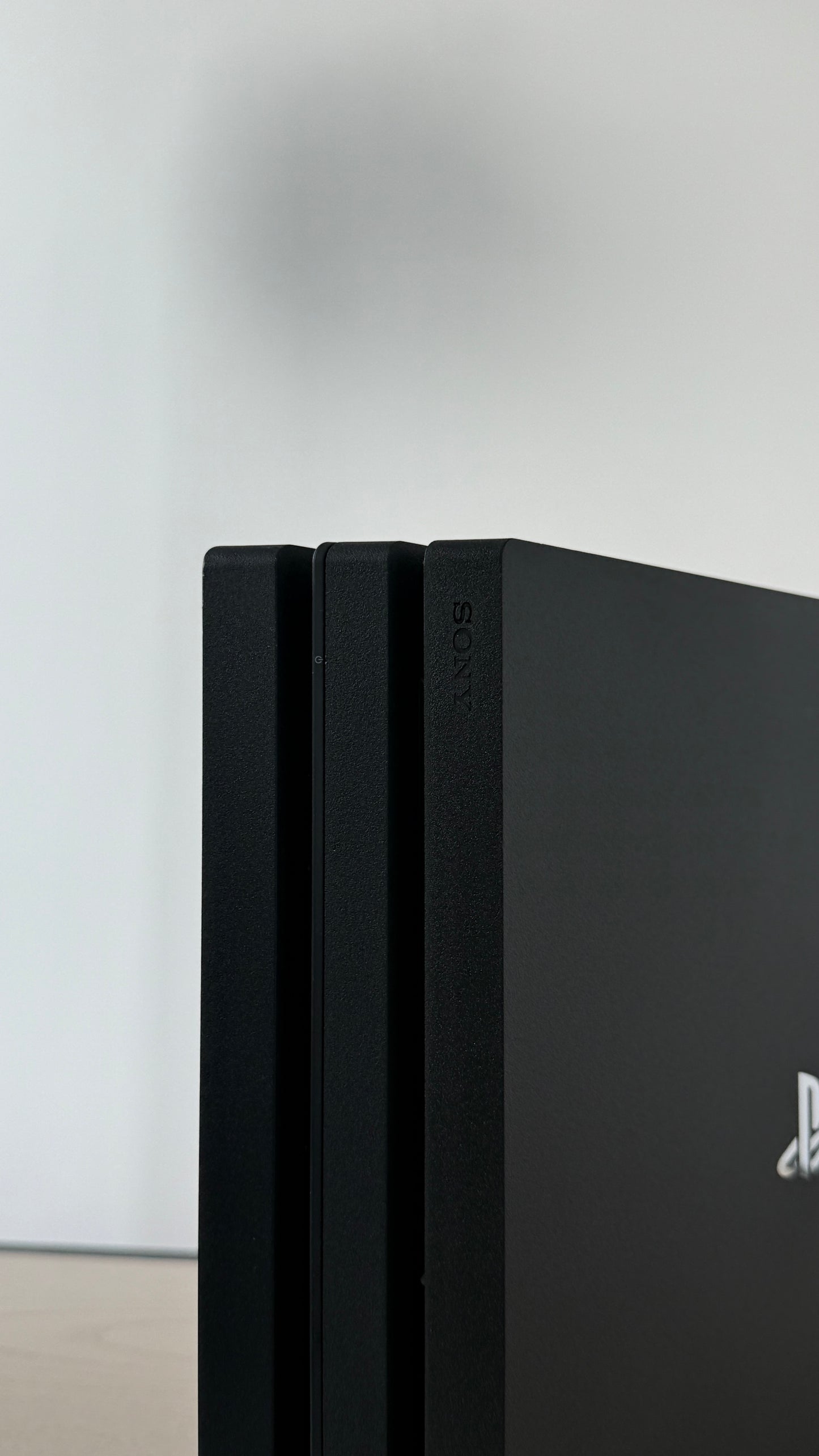 PS4 PRO 1 TB + 3 IGRE