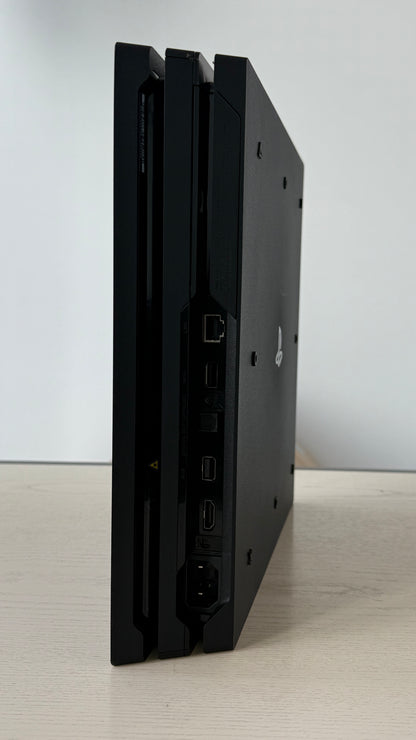 PS4 PRO 1 TB + 3 IGRE