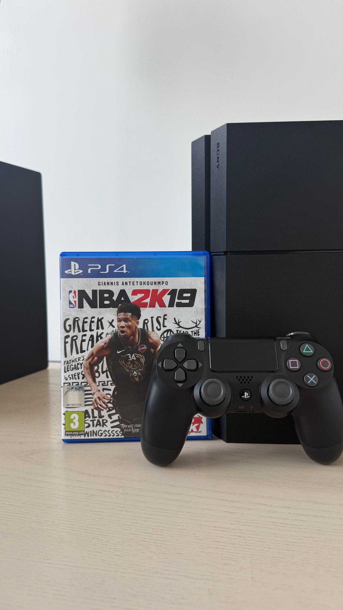 PS4 500 GB + 3 IGRE