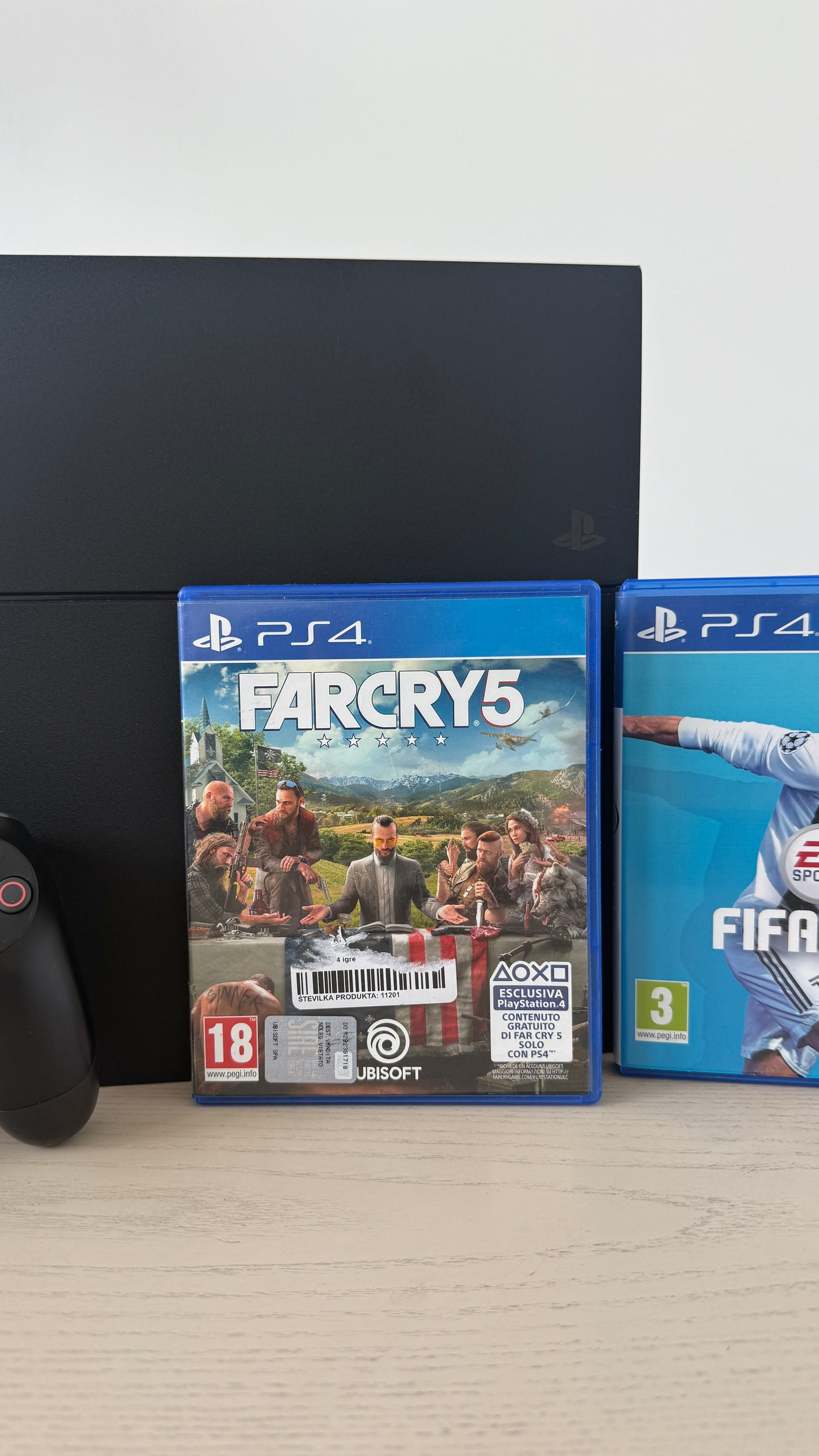 PS4 500 GB + 3 IGRE