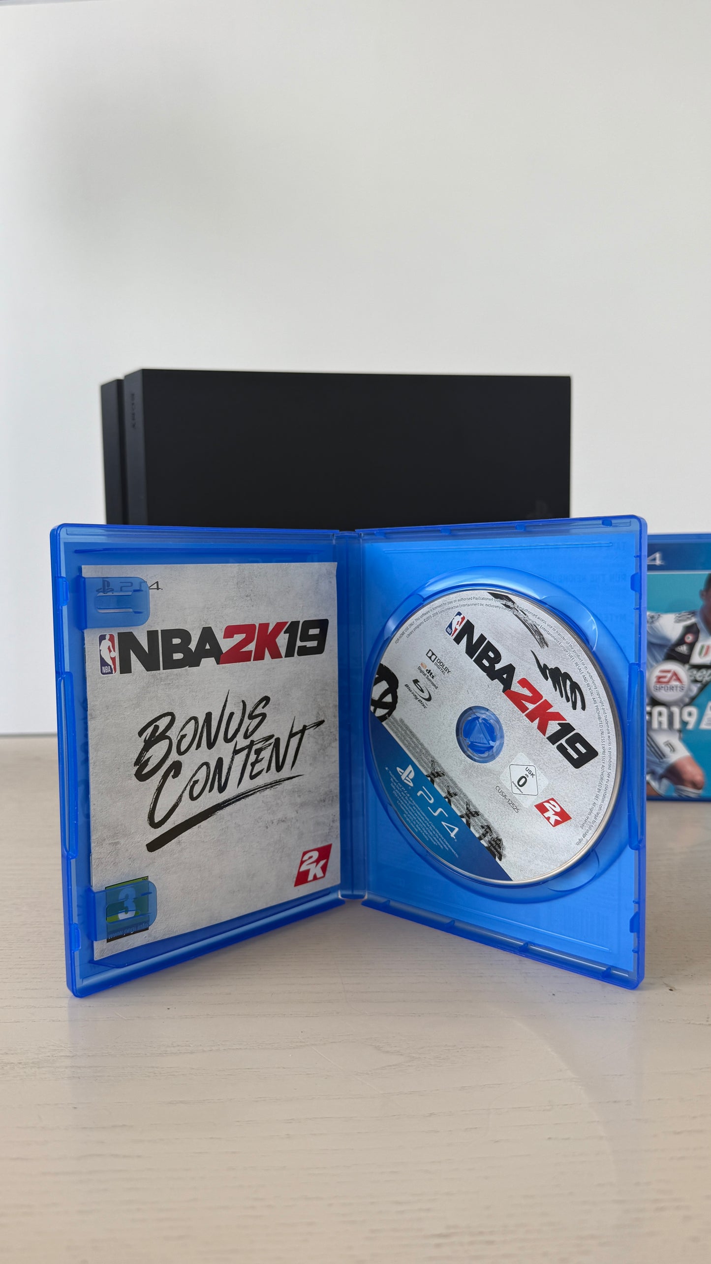 PS4 500 GB + 3 IGRE