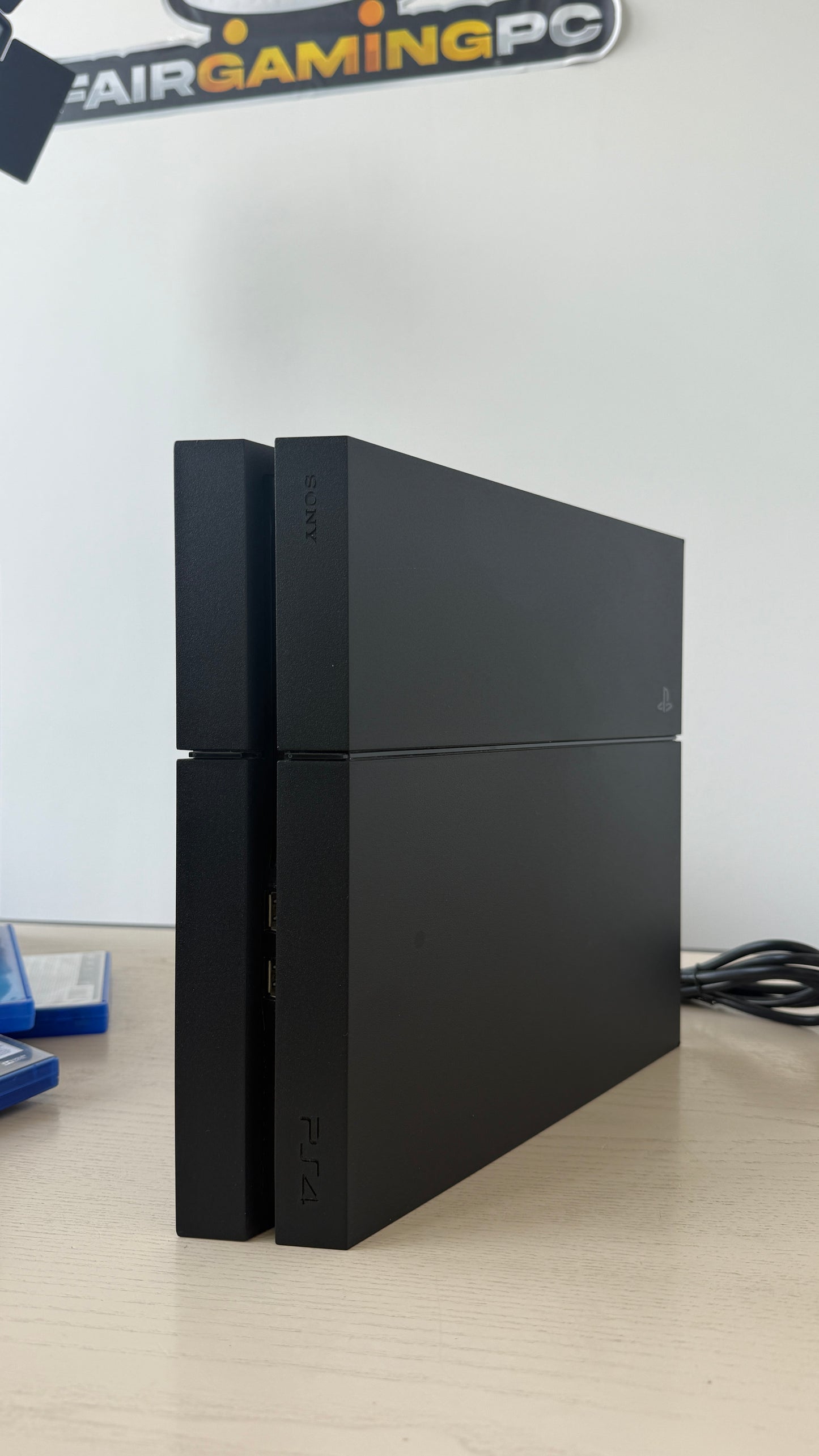 PS4 500 GB + 3 IGRE