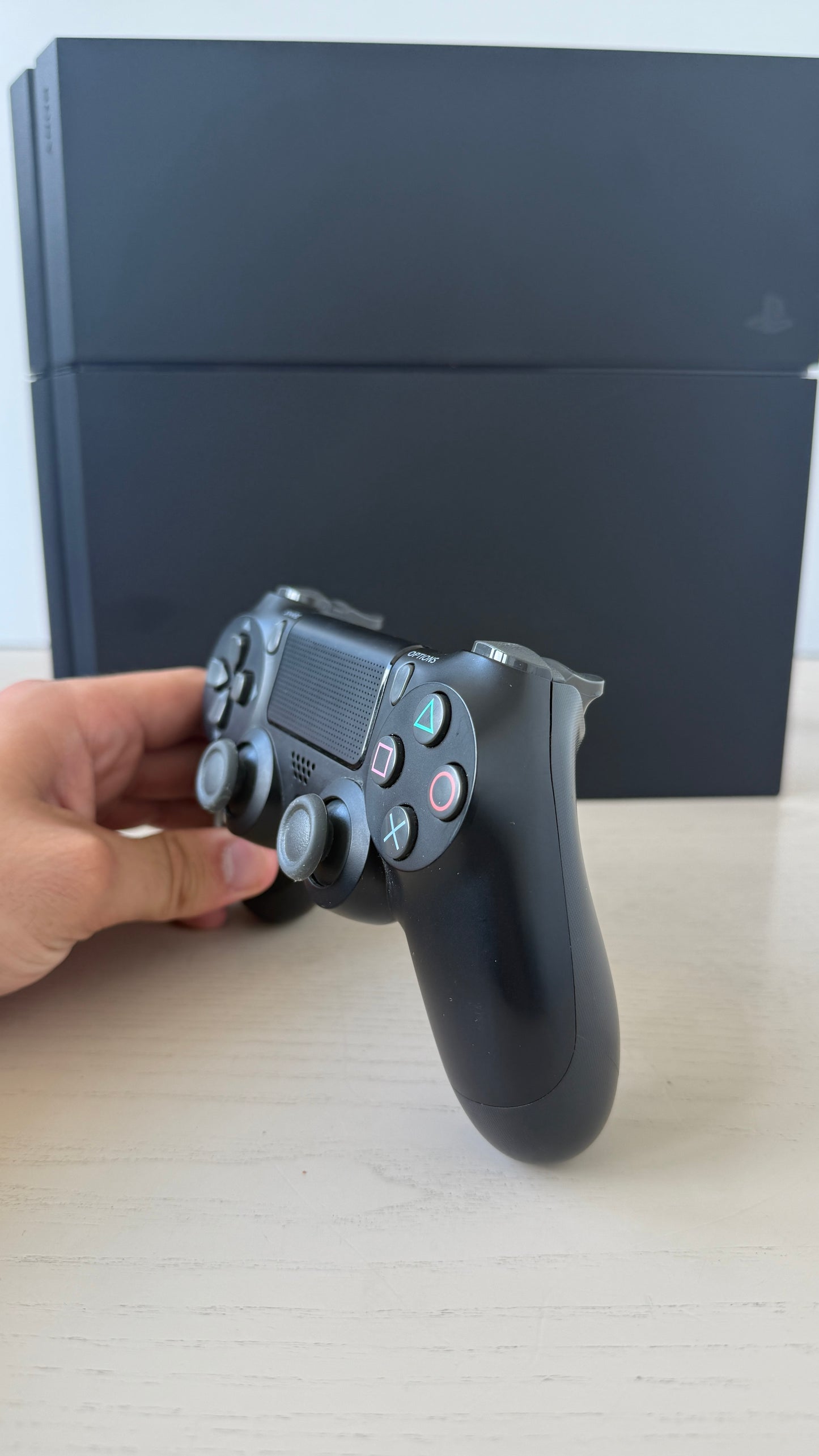 PS4 500 GB + 3 IGRE