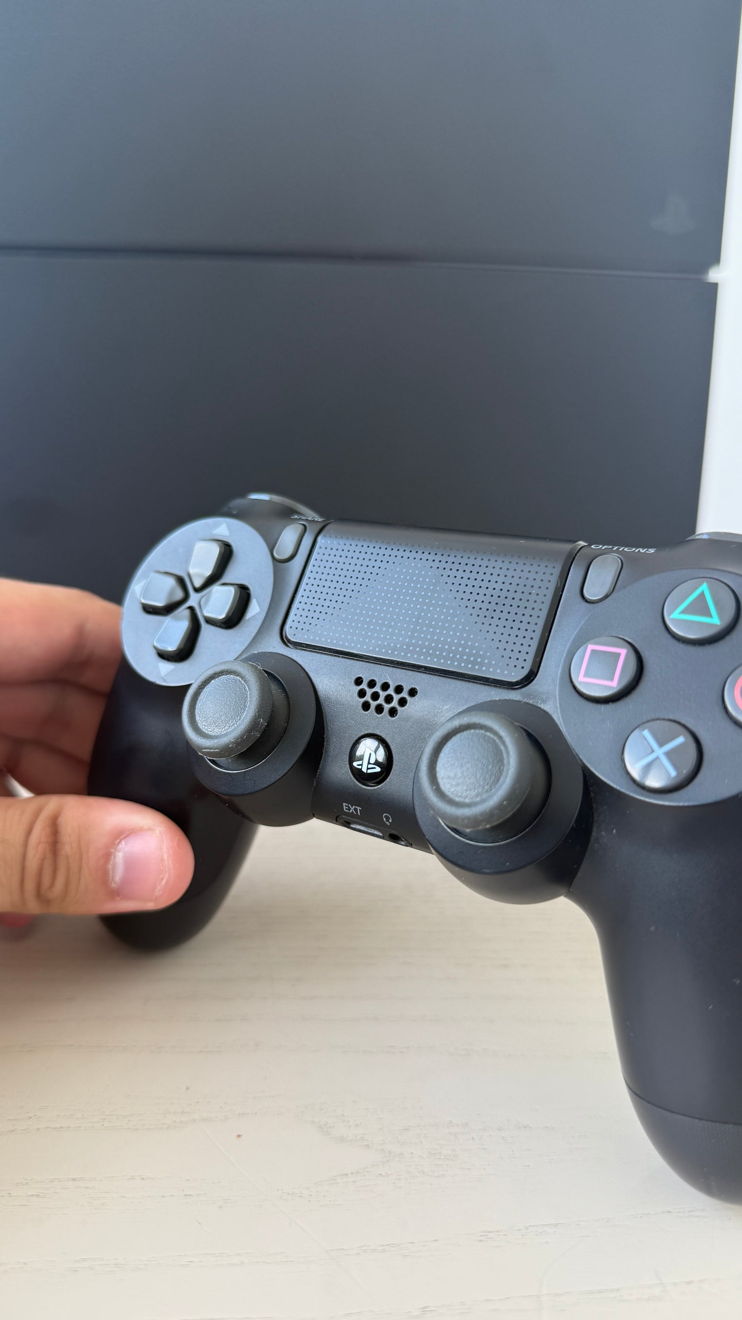 PS4 500 GB + 3 IGRE