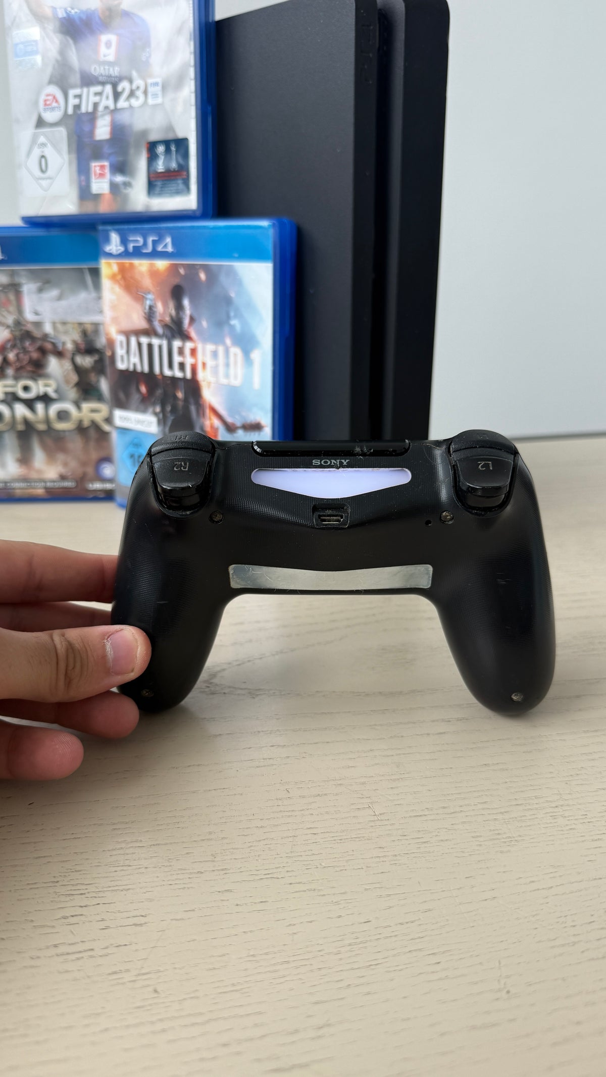 PS4 SLIM + 3 IGRE + KONTROLER