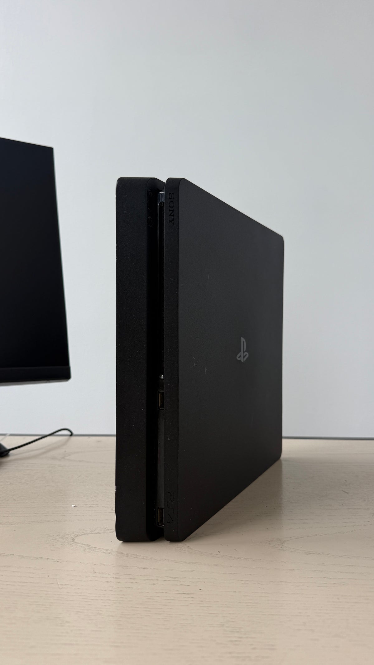 PS4 SLIM + 3 IGRE + KONTROLER