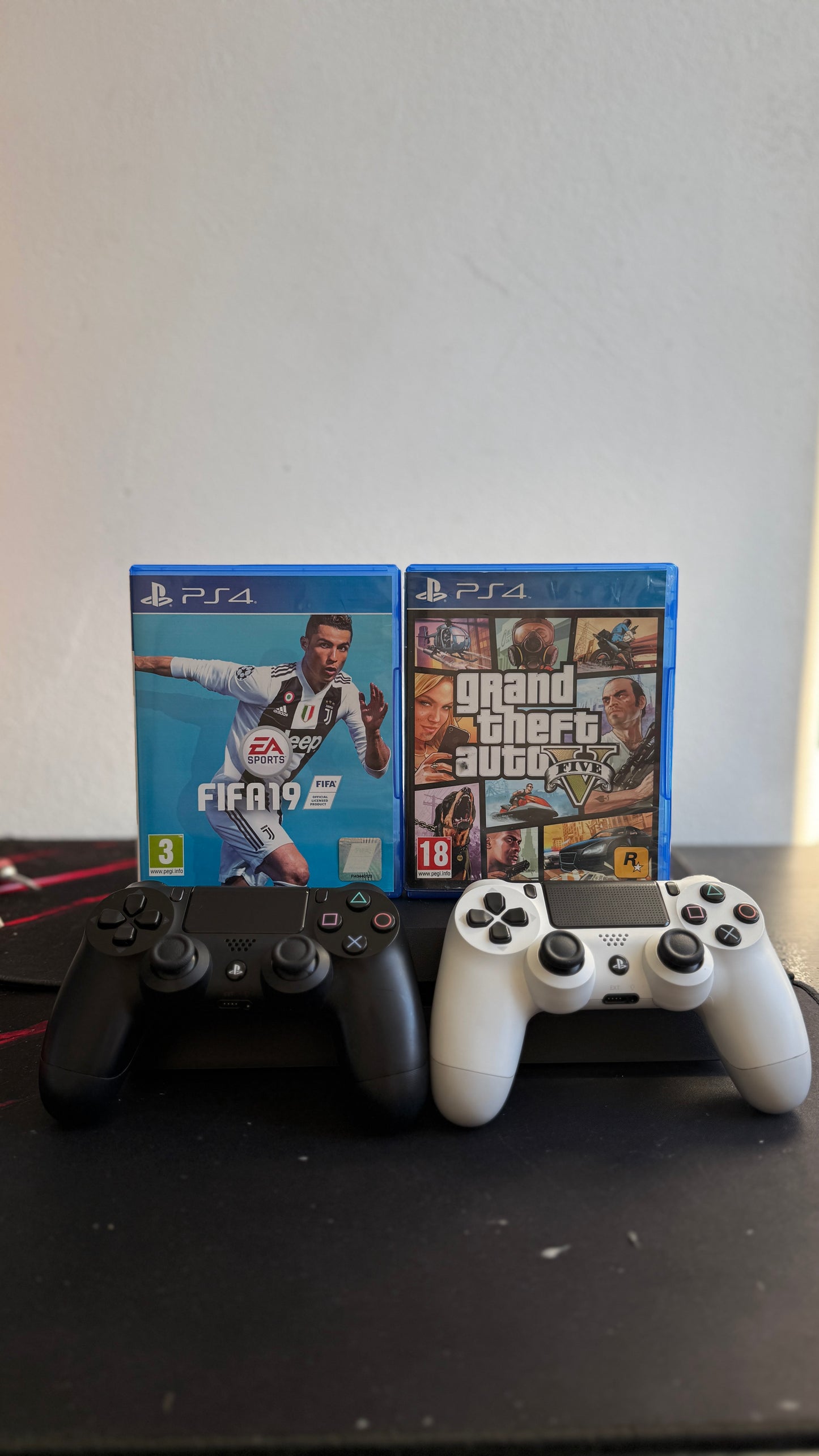 PS4 500 GB + 2 IGRE + 2 KONTROLERJA