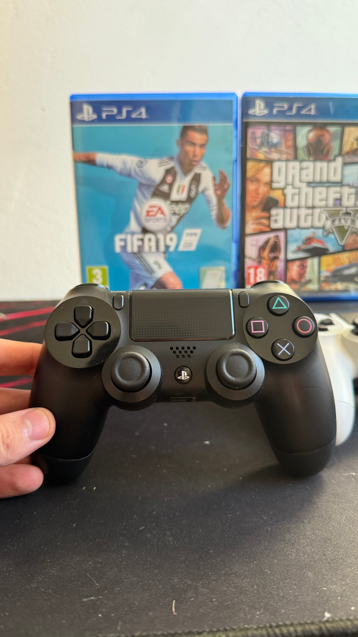 PS4 500 GB + 2 IGRE + 2 KONTROLERJA