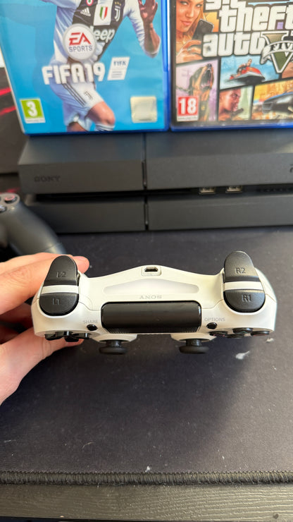 PS4 500 GB + 2 IGRE + 2 KONTROLERJA