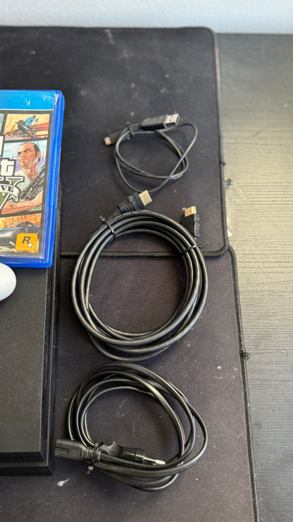 PS4 500 GB + 2 IGRE + 2 KONTROLERJA