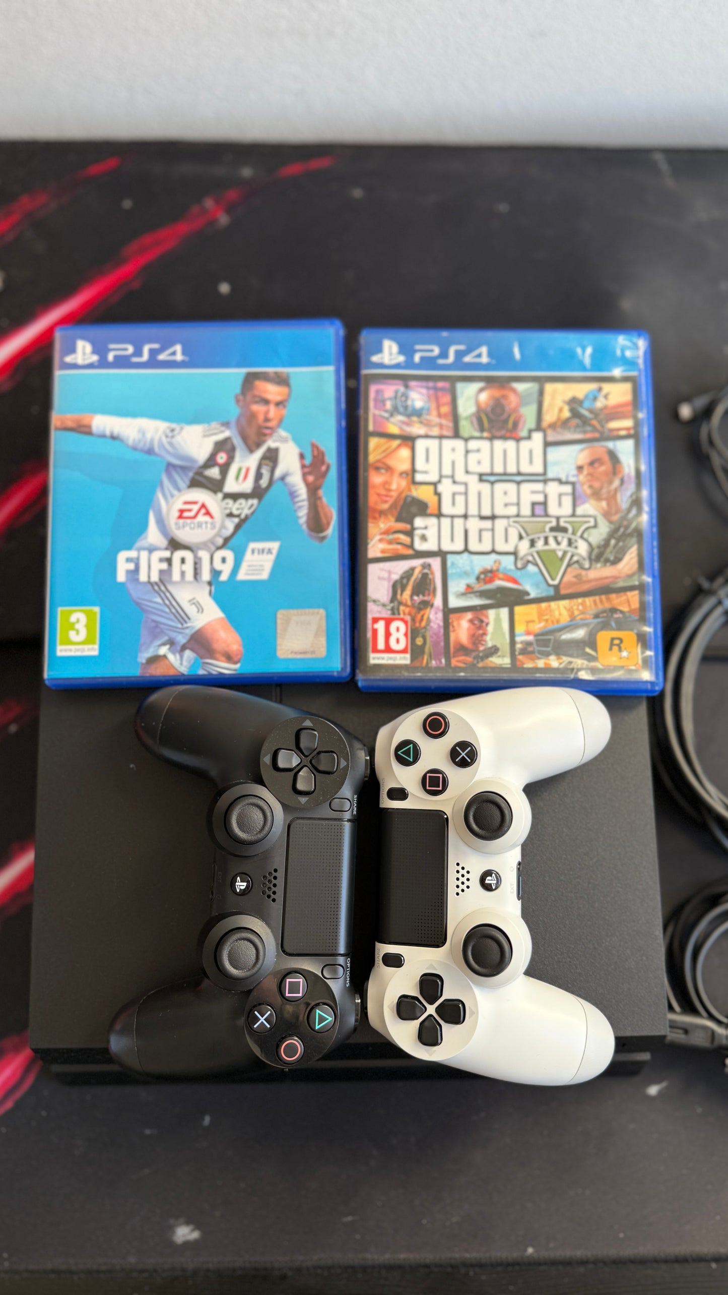 PS4 500 GB + 2 IGRE + 2 KONTROLERJA