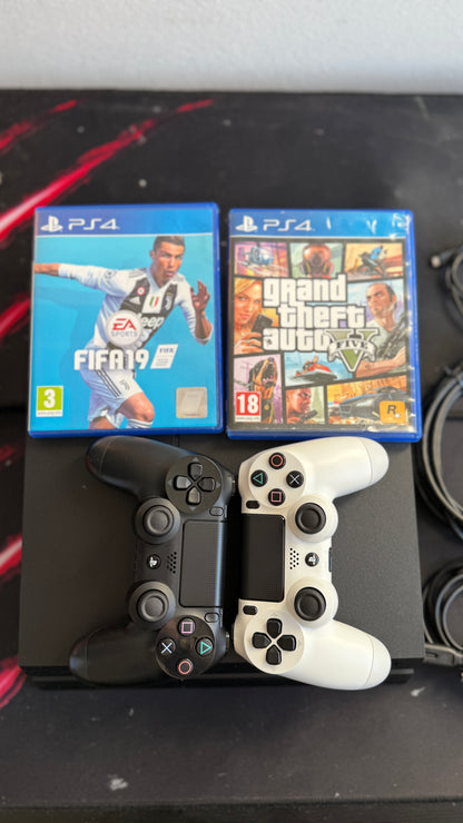 PS4 500 GB + 2 IGRE + 2 KONTROLERJA