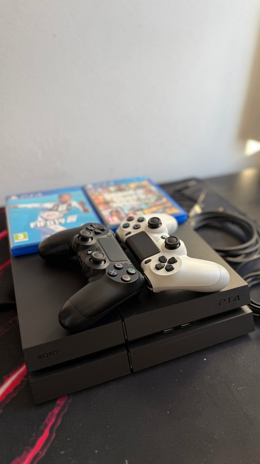 PS4 500 GB + 2 IGRE + 2 KONTROLERJA