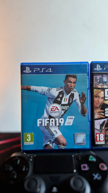 PS4 500 GB + 2 IGRE + 2 KONTROLERJA